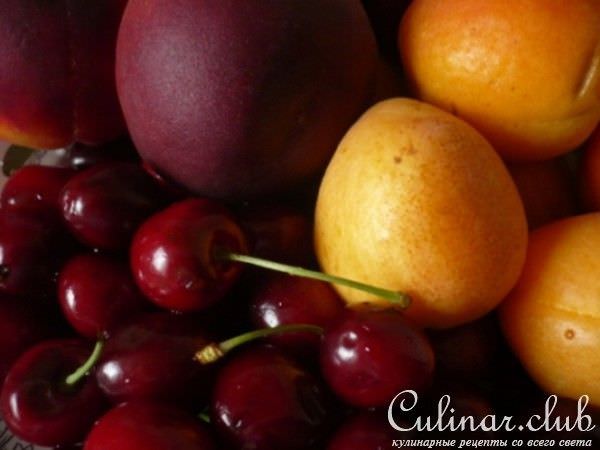 Игристая сангрия с персиками и черешнями