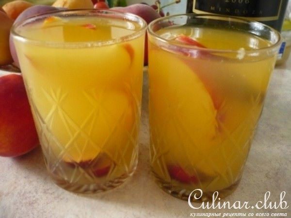 Игристая сангрия с персиками и черешнями