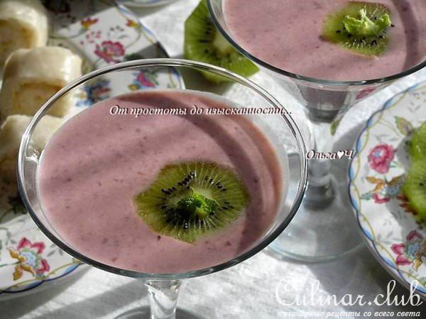 Кокосовый коктейль с бананом и вишней