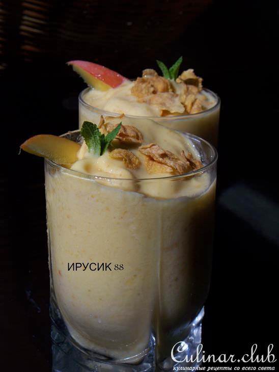 Смузи манговый с кукурузными хлопьями.
