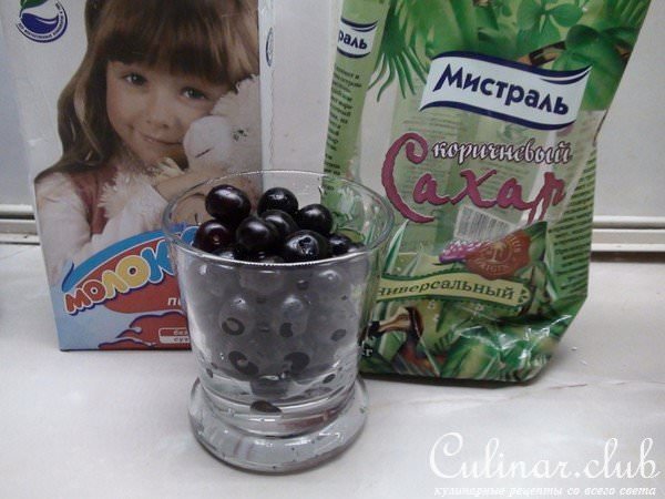 Вишнёвый коктейль и миндальные «Ушки».
