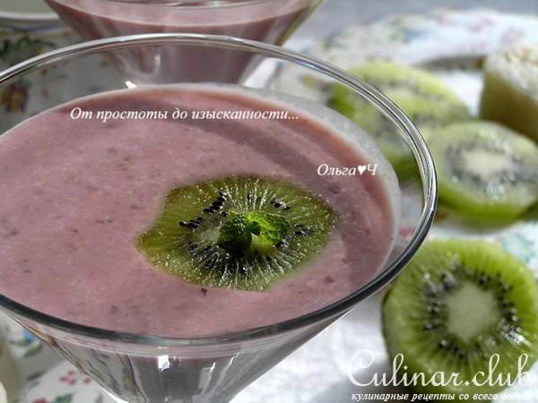 Кокосовый коктейль с бананом и вишней
