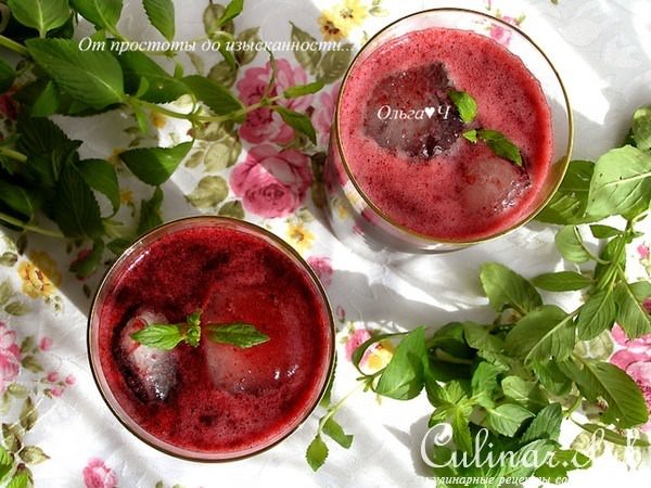 Морс из черной смородины с мятой и коричневым сахаром