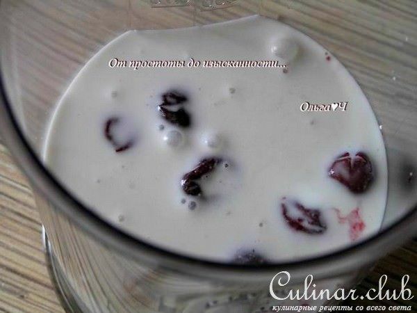 Кокосовый коктейль с бананом и вишней