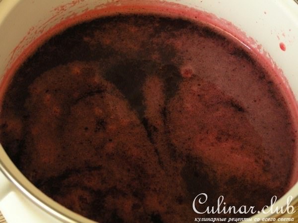 Морс из черной смородины с мятой и коричневым сахаром