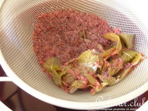Морс из черной смородины с мятой и коричневым сахаром