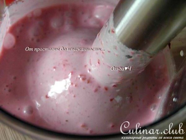 Кокосовый коктейль с бананом и вишней