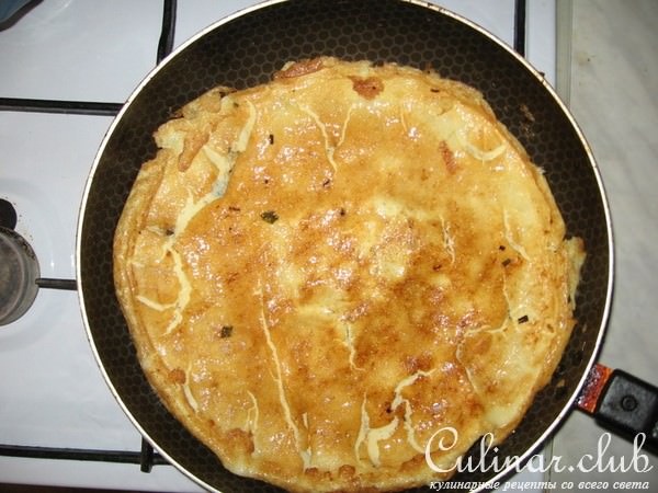 ЧАЙНЫЕ БЛИНЧИКИ С ЯИЧНИЦЕЙ И ЗЕЛЕНЫМ ЛУКОМ.