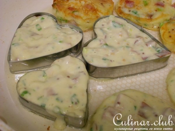 Оладьи с копченым мясом и зеленым луком