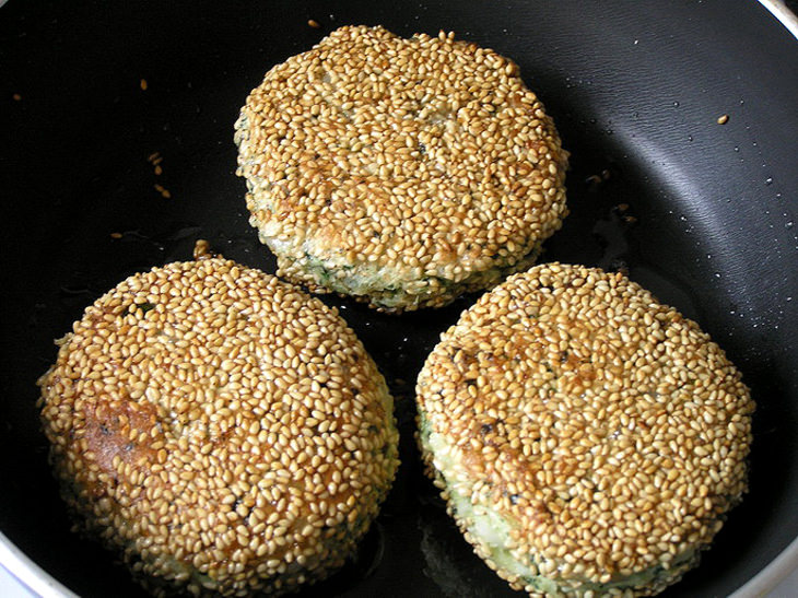 Сырники с рисом и шпинатом в кунжутной панировке