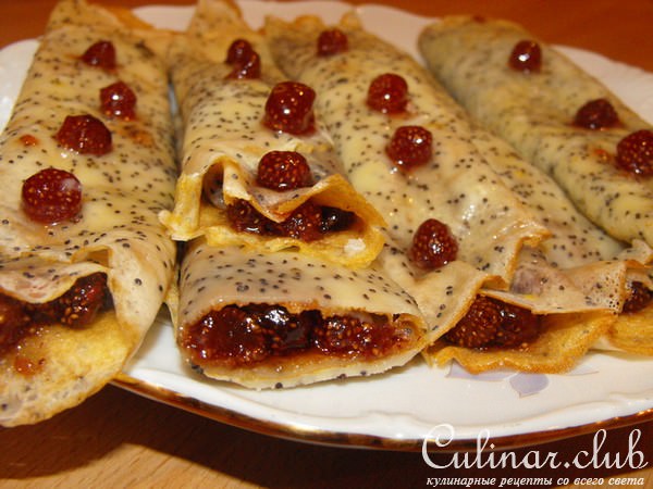 Маковые крепы с земляничным вареньем