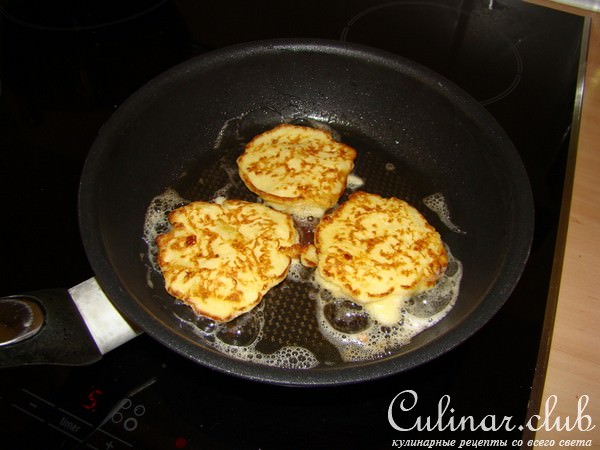 Яблочные оладьи с домашним сыром