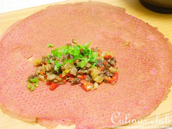 Блины свекольные с говядиной и овощами.