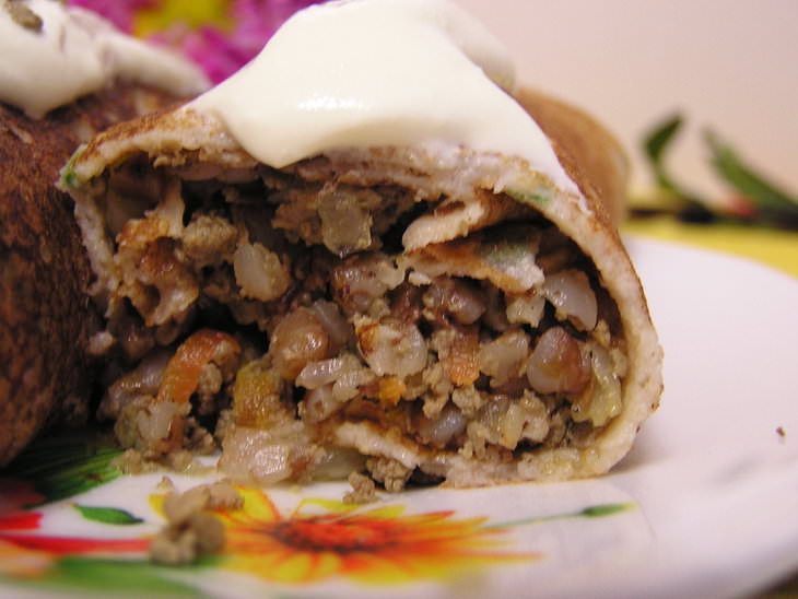 Блинчики ржаные с зеленым луком и начинкой из печени с гречкой.