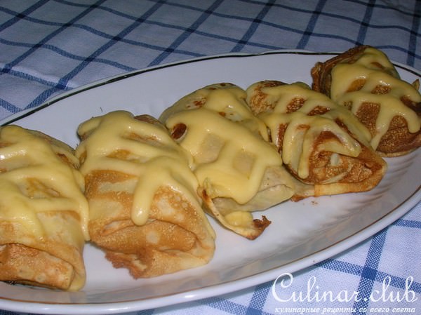 Блинчики в сырную клеточку, фаршированные курятиной