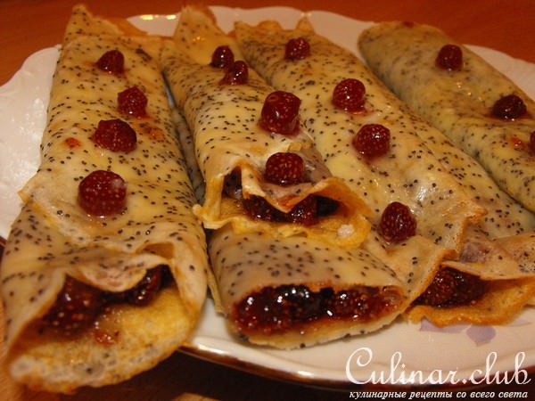 Маковые крепы с земляничным вареньем