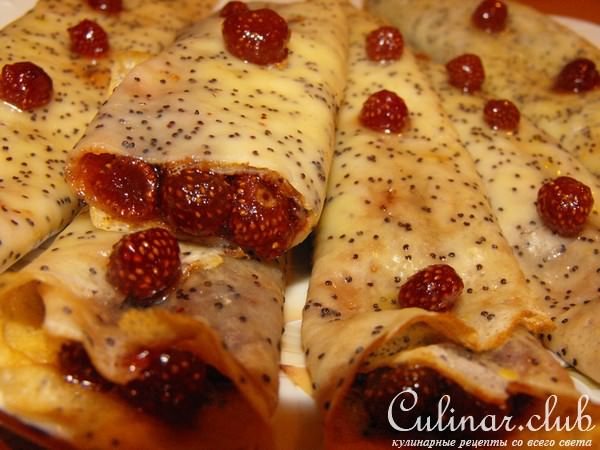 Маковые крепы с земляничным вареньем