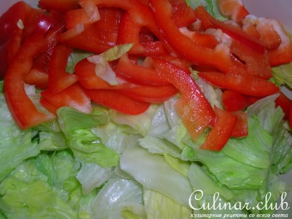 Кукурузные оладьи с овощным салатом и холодной сметанной заправкой