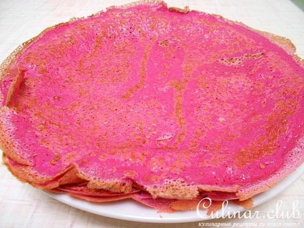 Блины свекольные с говядиной и овощами.