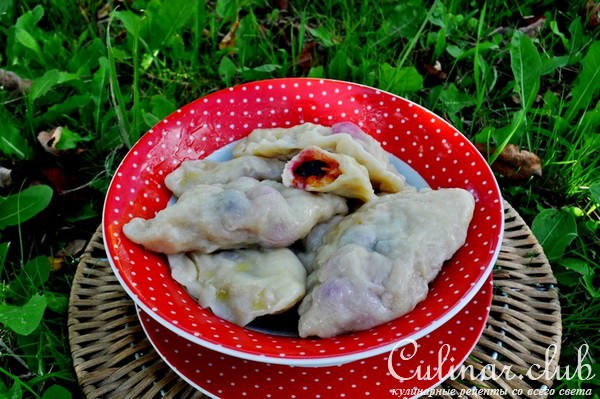 Вареники с чёрной смородиной и яблоками