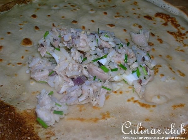 Блинчики в сырную клеточку, фаршированные курятиной