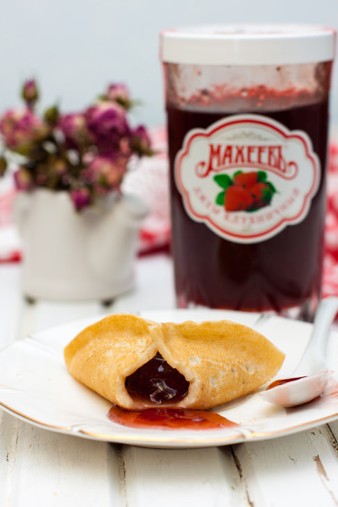 Блинчики с клубничным джемом