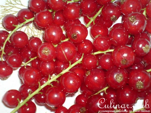 Бисквитные оладьи со сливками и красной смородиной