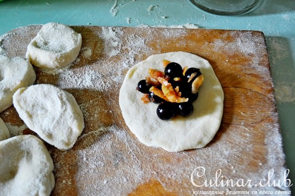 Вареники с чёрной смородиной и яблоками