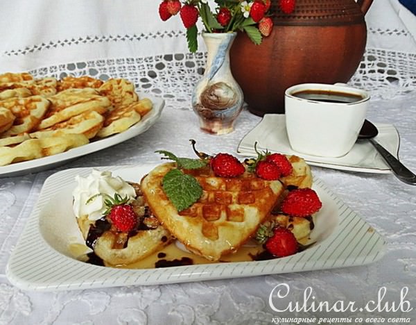 медовые вафли с шоколадом и земляникой.