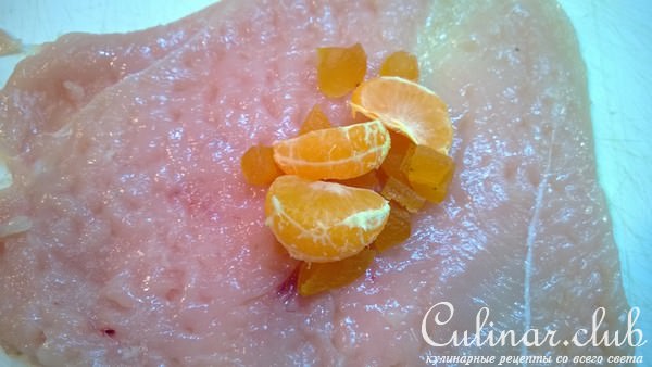 Куриные шарики с начинкой и клюквенным соусом.