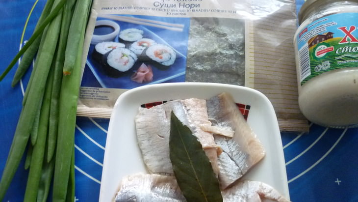 Суши с сельдью, зеленым луком, яблоком и хреном
