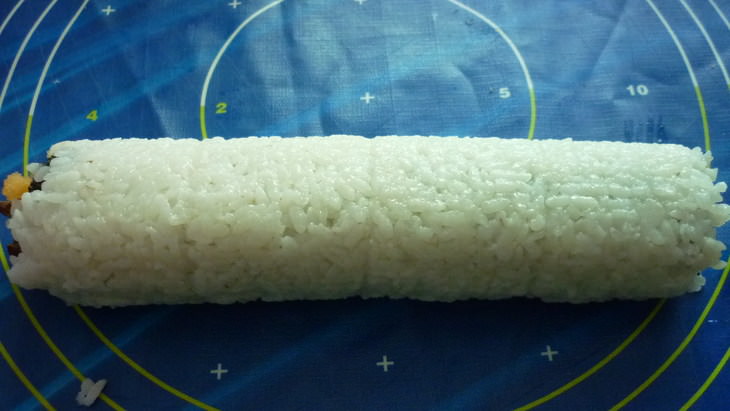 Суши с шиитаке,огурцом и икрой мойвы