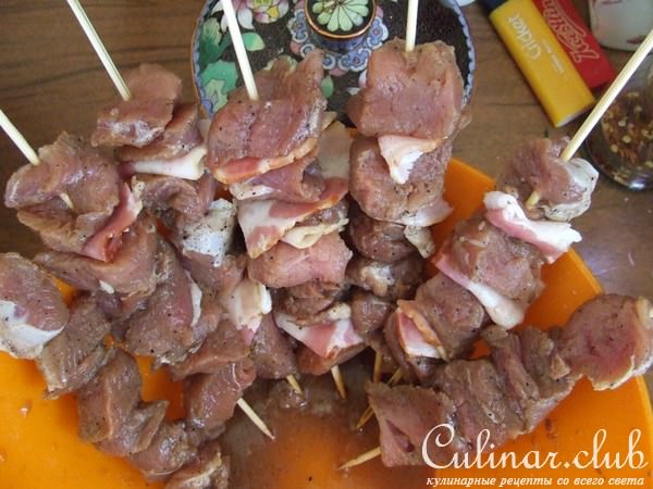 домашние шашлычки из свинины, курицы и креветок