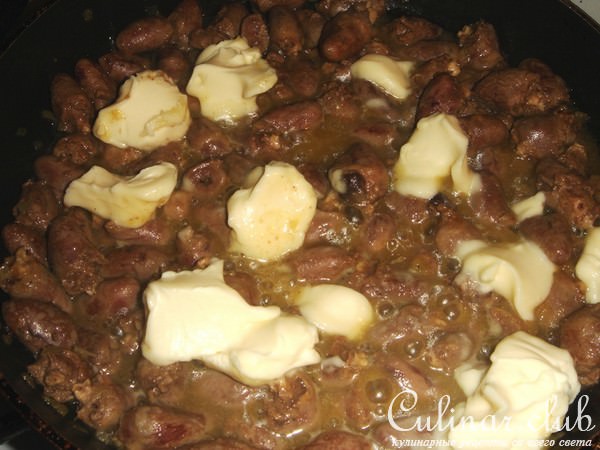 Куриные сердечки в сырном соусе
