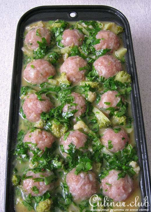 Яичная запеканка с брокколи, цветной капустой и фрикадельками из форели