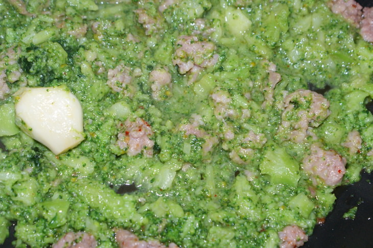 Паста с колбасками и брокколи