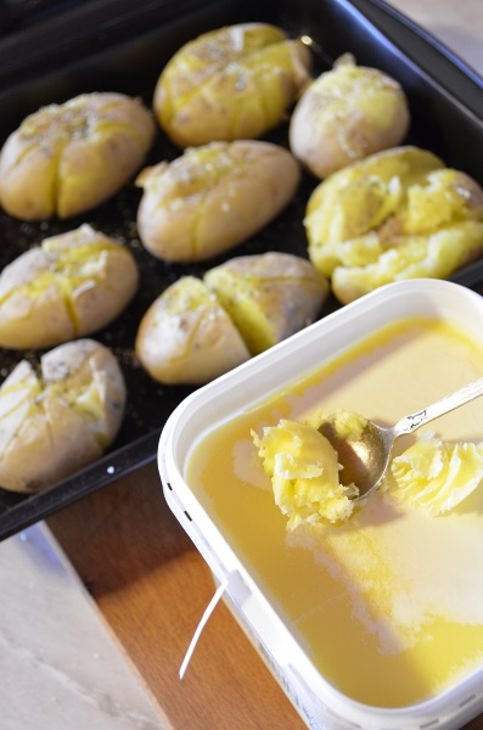 Молодой картофель с топленым маслом.