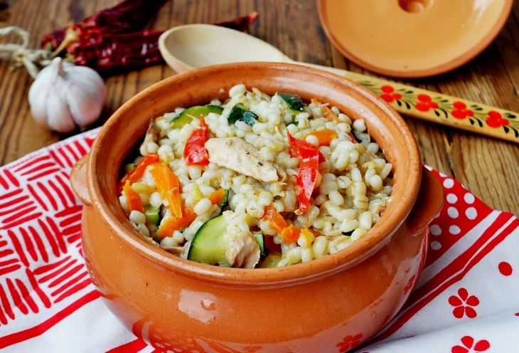 Перловая каша с овощами и тунцом.