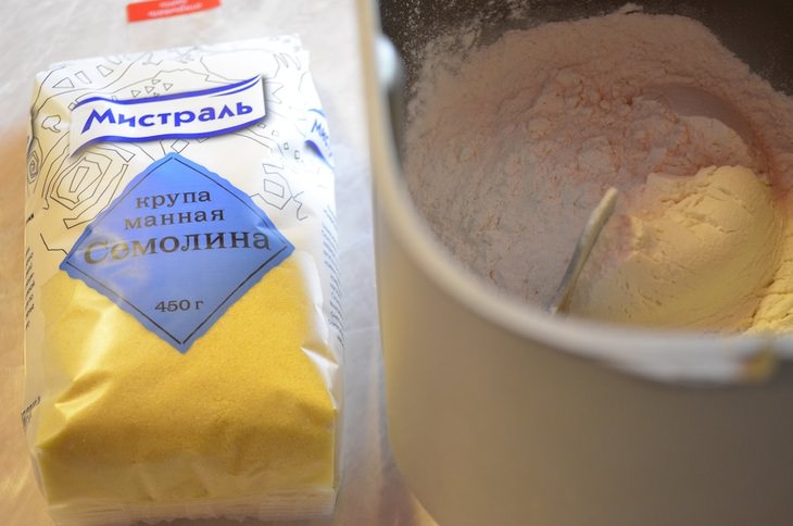 Постные паровые булочки из семолины со шпинатом.
