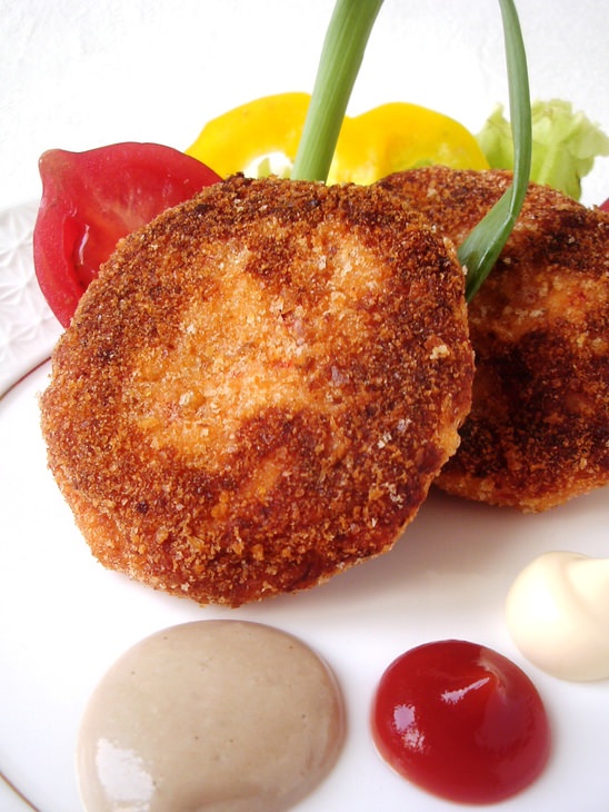 Котлеты из куриной грудки и брынзы с печеным перцем и сельдереем.