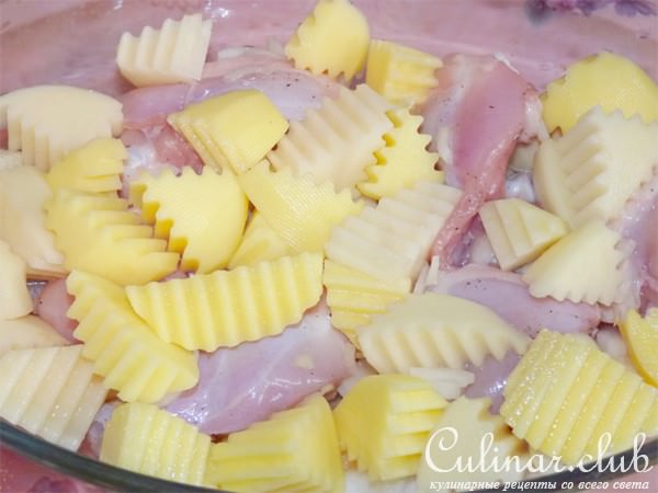 Курица и молодой картофель запеченные в сливках.