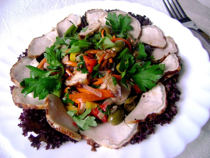 Салат из маринованной свинины с овощами. Для романтичного ужина.