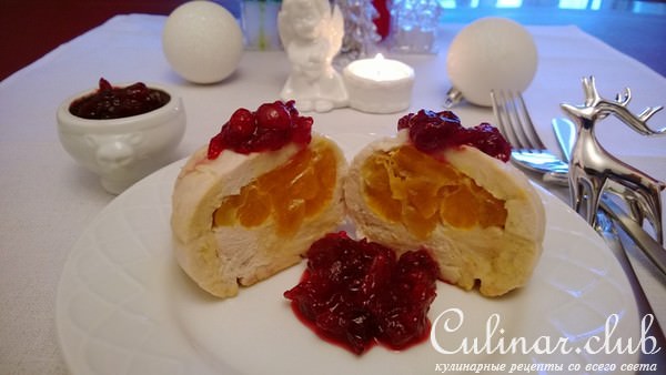 Куриные шарики с начинкой и клюквенным соусом.
