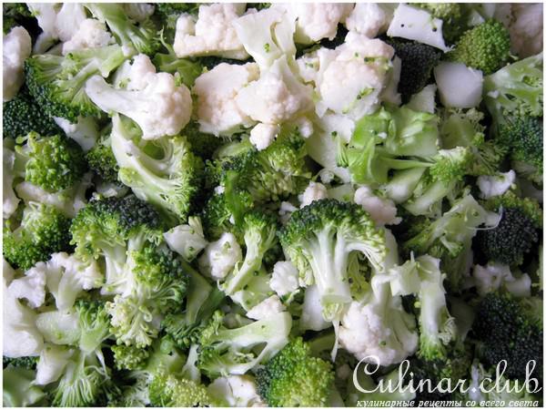 Яичная запеканка с брокколи, цветной капустой и фрикадельками из форели