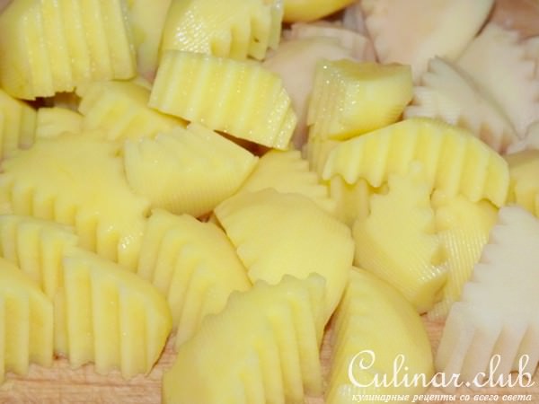 Курица и молодой картофель запеченные в сливках.
