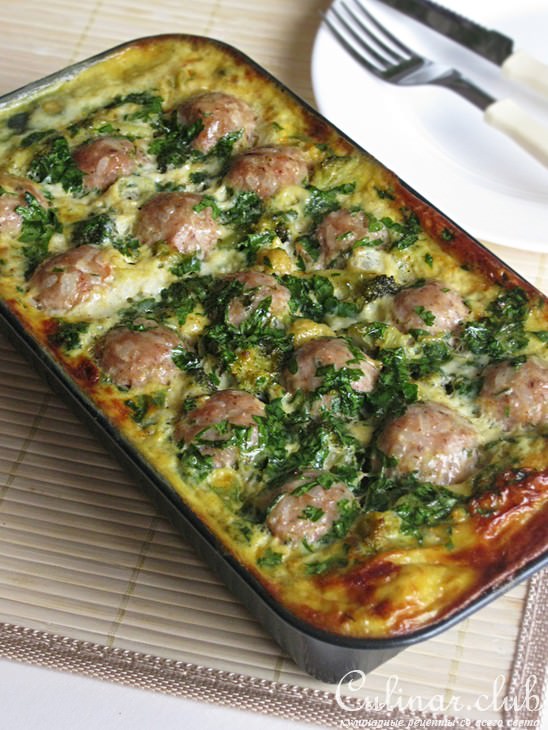 Яичная запеканка с брокколи, цветной капустой и фрикадельками из форели