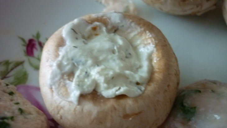 Шампиньоны с сырным кремом и шапочкой из куриной грудки