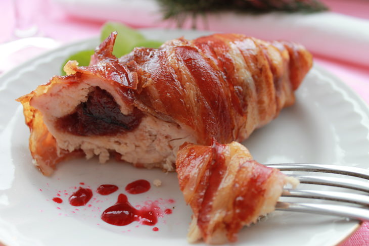 куриные рулеты в беконе с клюквенным