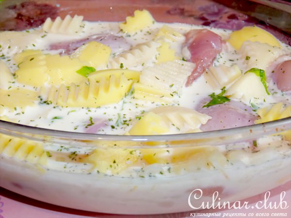 Курица и молодой картофель запеченные в сливках.