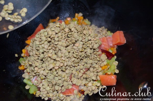 Чечевица с овощами и форелью